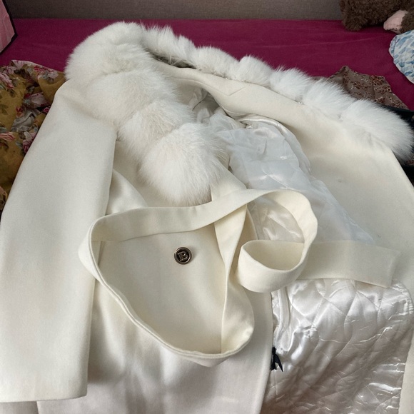 White, elegant, modern cashmere coat with detachable, real fur collar - Picture 3 of 6
